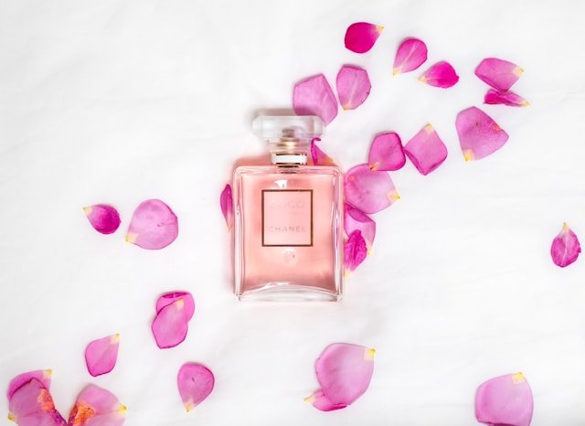 Parfum auf Kleidung oder Haut sprühen? Der Faktencheck für Duftzwillinge
